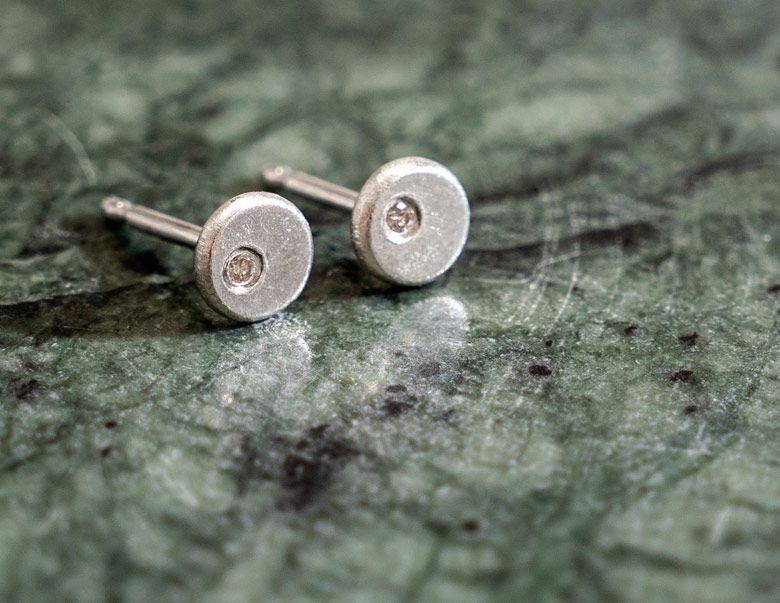 Round stud earrings with diamond